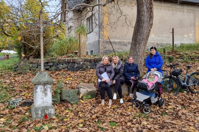 V ústeckých Skoroticích se dali dohromady lidé,  kteří chtějí opravit tamní křížky. Zleva Tereza Nováková,  Lenka Krebs Rejholcová,  Daniela Froňková a Miroslava Jobánková | foto: Jan Bachorík,  Český rozhlas