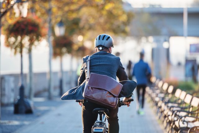 Cyklista ve městě  (ilustr. obr.) | foto: Shutterstock