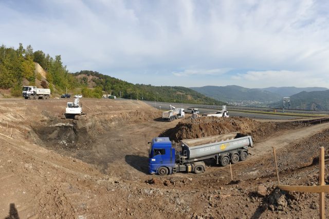 Asi 30 000 kubíků hlíny a kamení odvezou náklaďáky od dálnice D8 | foto: Jan Bachorík,  Český rozhlas