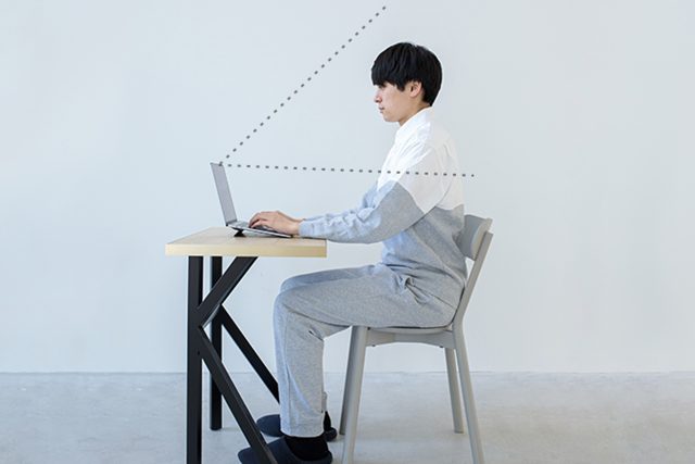 Japonský komplet,  díky kterému lidé pracující na home office vypadají na online poradách slušně oblečeni,  zatímco ve skutečnosti doma sedí v pyžamu | foto: Profimedia