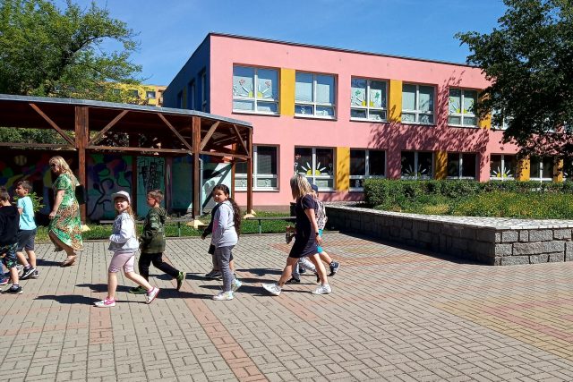 Situaci do základní školy Za Chlumem v Bílině přijel řešit ministr školství | foto: Jana Vitásková,  Český rozhlas