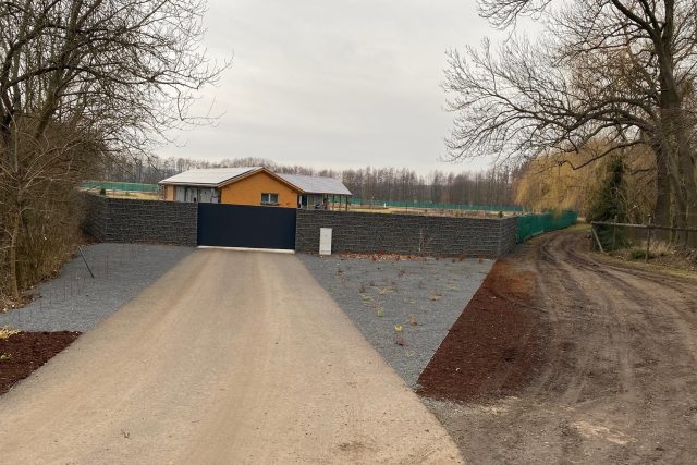 Nelegální stavba domu v přírodním parku Dolní Poohří | foto: Lucie Heyzlová,  Český rozhlas
