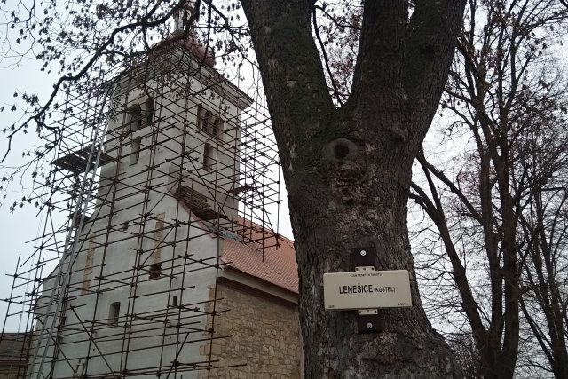 Kostel v Lenešicích už má novou věž,  otevřít má za rok | foto: Jana Vitásková,  Český rozhlas