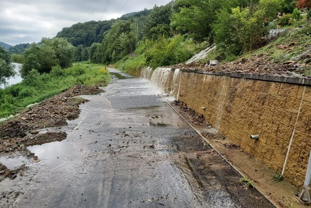 Blesková zátopa poničila silnici do Dolního Žlebu,  zůstal jen přístup po cyklostezce,  po které se také přehnala voda | foto: město Děčín