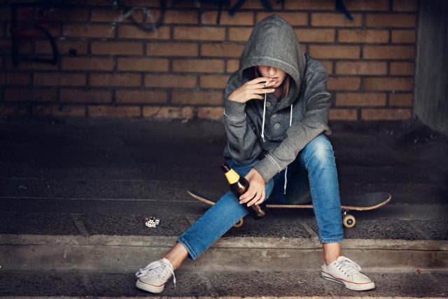 Mladá dívka s cigaretou a lahví piva | foto: Shutterstock