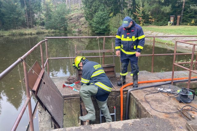 Téměř tři týdny se hasiči snažili uvolnit zarezlé šoupátko na výpusti Kyjovské přehrady u Krásné Lípy | foto: Daniela Pilařová,  Český rozhlas