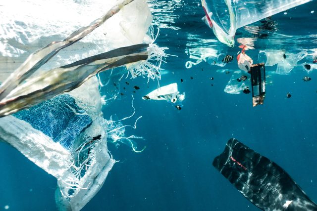 Odpad v oceánu  (ilustrační foto) | foto: Unsplash,  Licence Unsplash