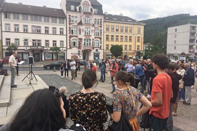 Demonstrující lidé se sešli i na Masarykově náměstí v Děčíně | foto: Daniela Pilařová,  Český rozhlas