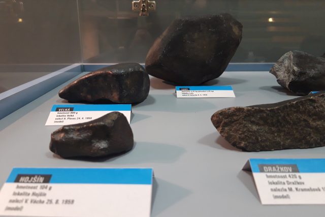 Modely příbramských meteoritů jsou vystavené na chodbě Astronomického ústavu AV ČR v Ondřejově. Pojmenované jsou podle obcí,  kde dopadly | foto: Barbora Kvapilová,  Český rozhlas