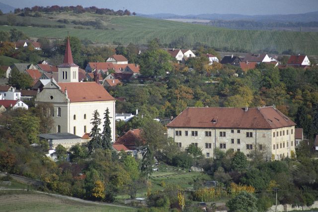 Obec Žitenice leží na upatí Křížové hory mezi Litoměřicemi a Ploskovicemi | foto: Jan Rychetský,  ČTK