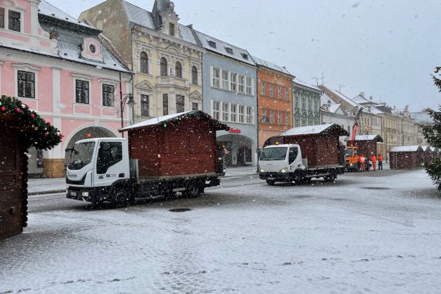 Auta odvážejí stánky ze zrušených vánočních trhů z náměstí v Chomutově do parku | foto: Jan Beneš,  Český rozhlas