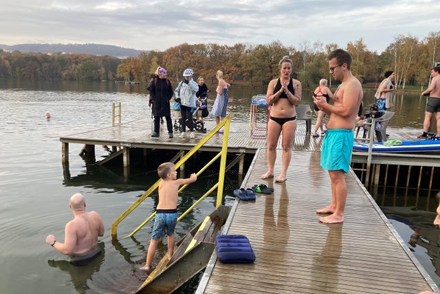 Desítky otužilců přicházejí třikrát týdně ke Kamencovému jezeru v Chomutově | foto: Jan Beneš,  Český rozhlas