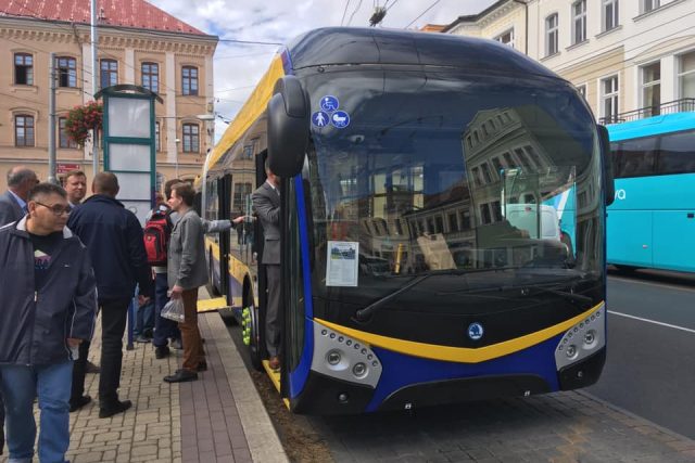 Nový 19metrový trolejbus značky Škoda mají Teplice. Je jediný svého druhu na světě | foto: Gabriela Hauptvogelová,  Český rozhlas