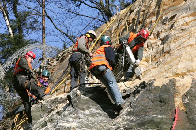 Sanace narušeného skalního masivu  (ilustr. foto) | foto: Martin Adamec,  MAFRA / Profimedia