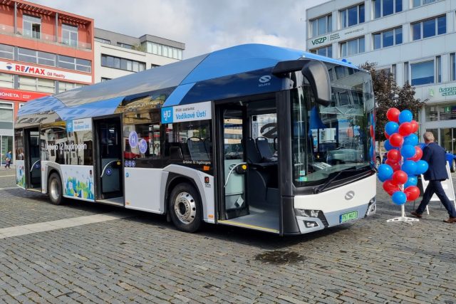 Na ústeckém Mírovém náměstí je k vidění autobus na vodík | foto: Jan Bachorík,  Český rozhlas