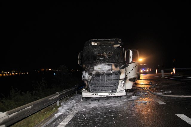 Požár kamionu uzavřel dálnici D8 u Lovosic | foto: HZS Ústeckého kraje