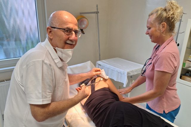 Bílina pomůže lékařům. Praktik a chirurg Yaser Karnoub koupí nový sterilizátor pro svůj operační sál | foto: Jana Vitásková,  Český rozhlas