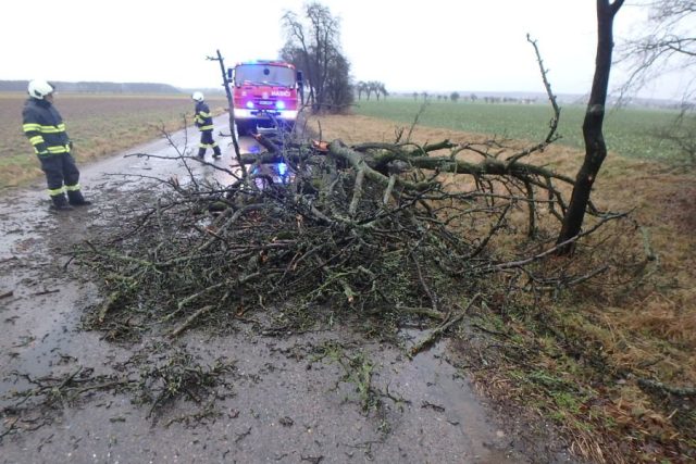 Silný vítr přidělal práci hasičům | foto: HZS Královéhradeckého kraje