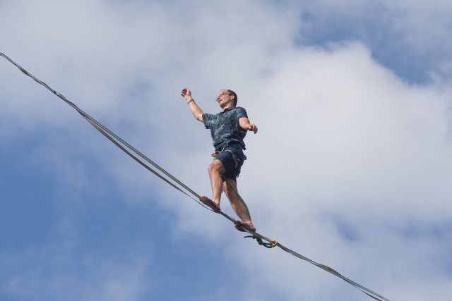 Provazochodec na slackline  (ilustr. foto) | foto: Ota Bartovský,  MF DNES + LN / Profimedia