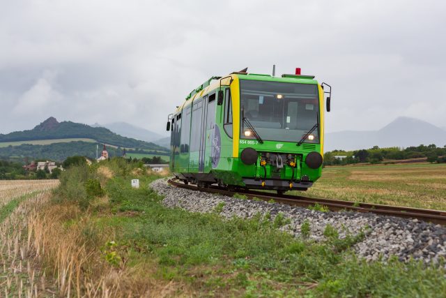 Po více než 12 letech se vracejí na Švestkovou dráhu pravidelné vlakové linky | foto: AŽD Praha
