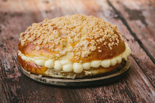 Na legendární pražský koláč s vanilkovým krémem a křupinkami rozkoše od Jany Kučerové přivábíte i sousedy
