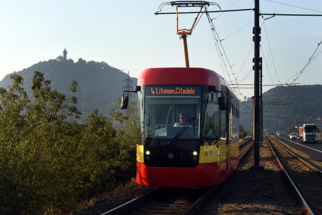Tramvaj na trati z Mostu do Litvínova | foto: Libor Zavoral,  ČTK