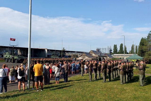 Studenti,  kteří absolvovali dobrovolný vojenský výcvik,  složili v Žatci slavnostní přísahu | foto: Jana Vitásková,  Český rozhlas