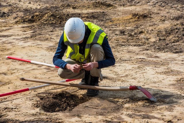 Geolog při práci  (ilustr. foto) | foto: Daan Kloeg,  Alamy / Profimedia