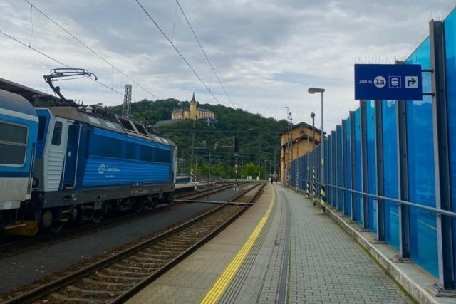 Ústí nad Labem,  hlavní nádraží,  vlak a Větruše | foto: Petra Vališová,  Český rozhlas  (5000442)