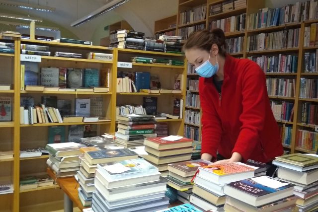 V lounské knihovně připravují knihy na rozvoz čtenářům | foto: Jana Vitásková,  Český rozhlas