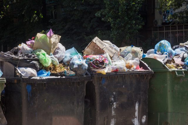 Přeplněné kontejnery s komunálním odpadem | foto: Profimedia