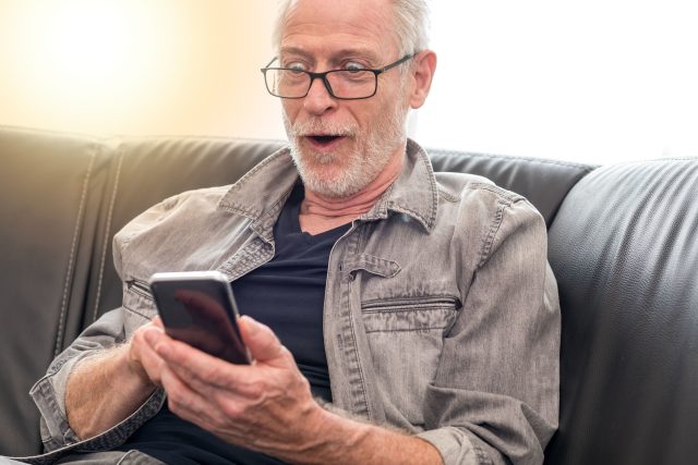 Starší muž s mobilním telefonem  (ilustr. obr.) | foto: Fotobanka Profimedia