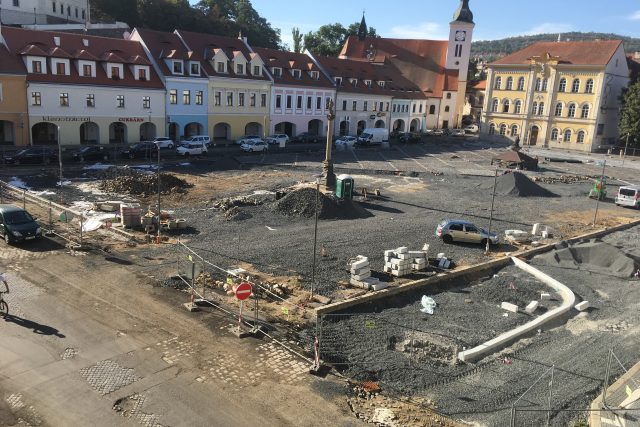 Rekonstrukce náměstí v Bílině se protáhne nejméně o dva měsíce | foto: Gabriela Hauptvogelová,  Český rozhlas