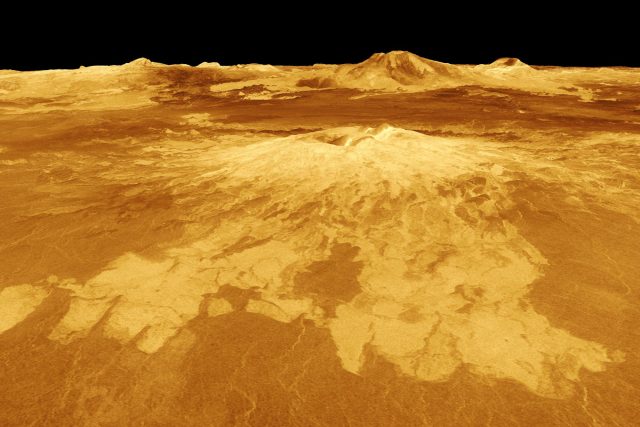 Sopky na Venuši. Počítačově generovaný pohled na povrch planety,  založený na radarových datech ze sondy Magellan | foto:  NASA/JPL