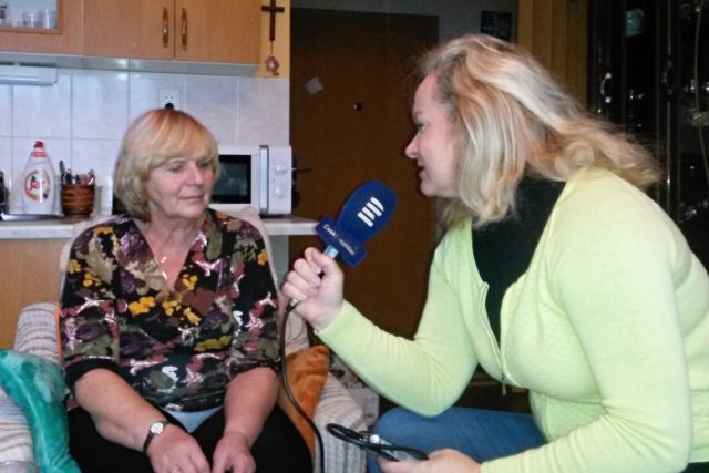 Veronika Králová v rozhovoru s paní Ludmilou | foto: Milan Král,  Český rozhlas