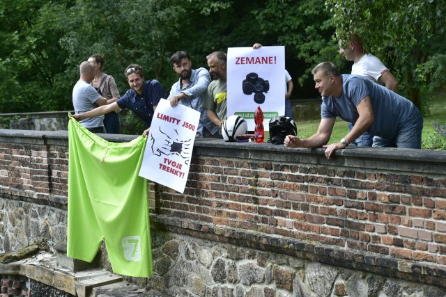 Odpůrci Miloše Zemana vyvěsili na zámku Jezeří zelené trenky | foto: Ondřej Hájek,  ČTK