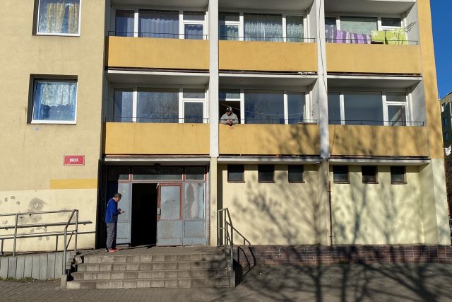 Byty v problematickém věžáku v Mírové ulici v Klášterci nad Ohří | foto: Lucie Heyzlová,  Český rozhlas