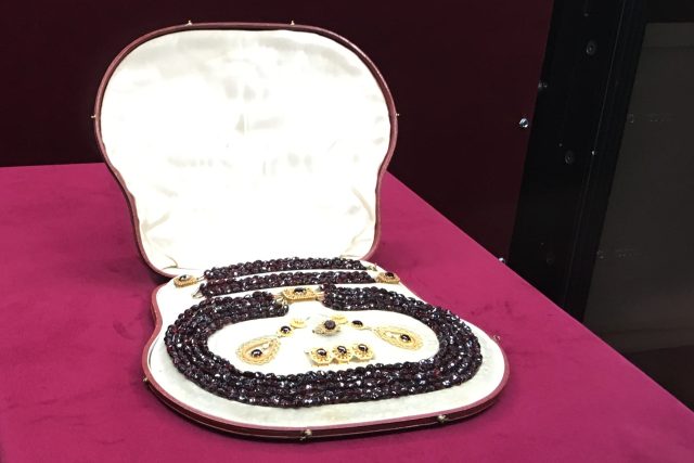 Restaurované šperky Ulriky von Levetzow pouze dnes vystaví oblastní muzeum v Mostě | foto: Jan  Beneš