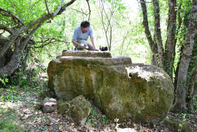 Tým českých vědců pomohl v Itálii najít a zdokumentovat 70 let ztracený rituální oltář | foto: Martin Trefný