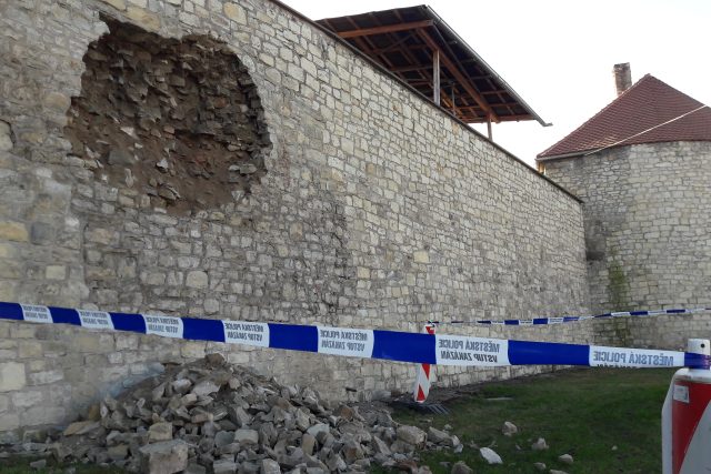 Z městské hradby v Lounech se vysypala část zdiva | foto: Libor Želinský
