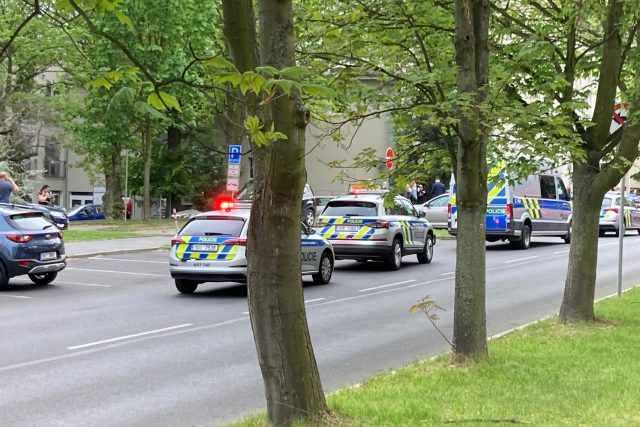 Policie evakuovala gymnázium v Litvínově,  kam násilně vnikl muž. Studenti budou maturovat jindy | foto: Jan Beneš,  Český rozhlas