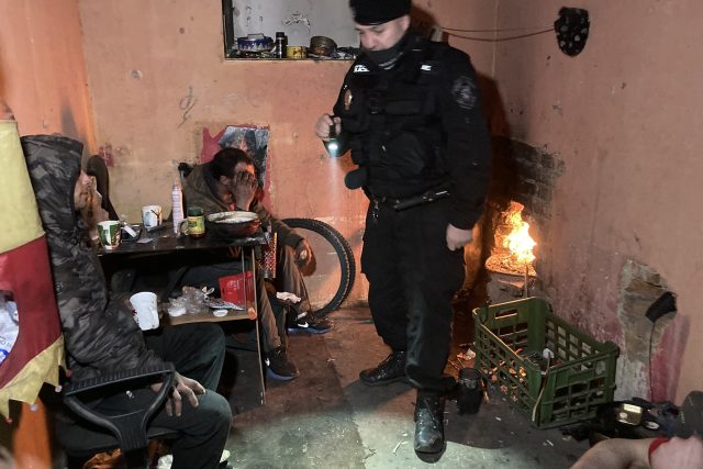 Ústečtí strážníci několikrát ročně obcházejí bezdomovce a informují je o možnostech pomoci | foto: Gabriela Hauptvogelová,  Český rozhlas
