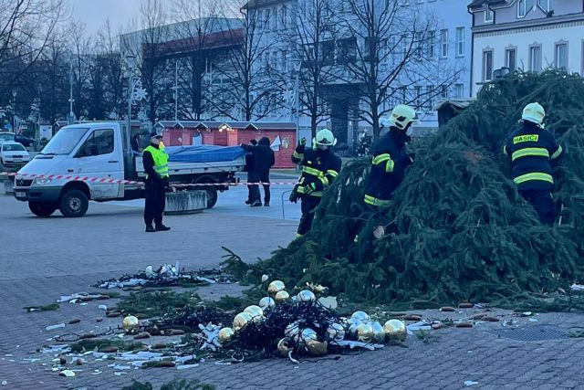 Silný vítr povalil v Litvínově vánoční strom | foto: Lenka Šobová,  Český rozhlas