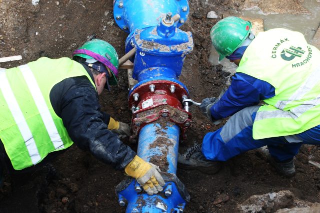Oprava vodovodního potrubí  (ilustr. obr.) | foto: Dan Materna,  MAFRA / Profimedia