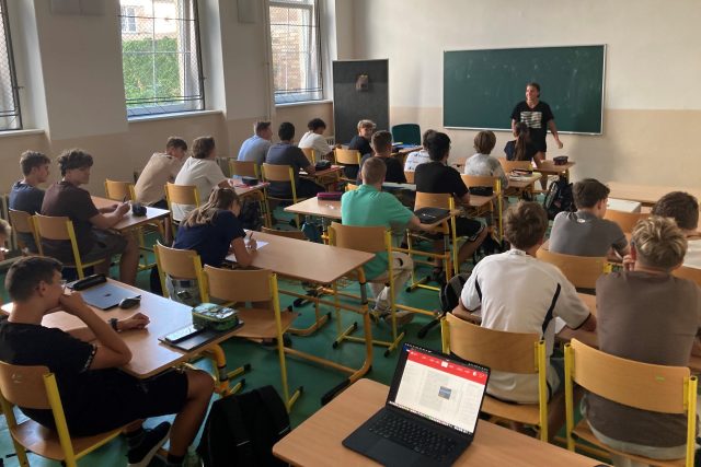 Studenti i učitelé gymnázia v Litvínově si zvykají na provizorní prostory | foto: Jan Beneš,  Český rozhlas