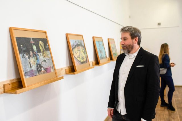 Výstava izraelského výtvarníka Zvi Tolkovského v Terezíně odkazuje na literární dílo Pavla Fischla,  který přežil Osvětim | foto: Robin Röhrich,  Český rozhlas