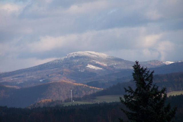 Mezi vrcholy vzniklé sopečnou činností patří také například Pustý zámek v Doupovských horách | foto: Jiří Příplata,  CC BY 3.0