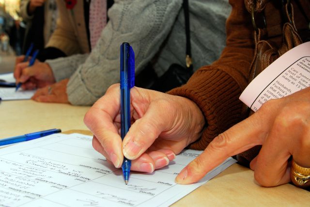 Podepisování petice  (ilustr. obr.) | foto: Fotobanka Profimedia