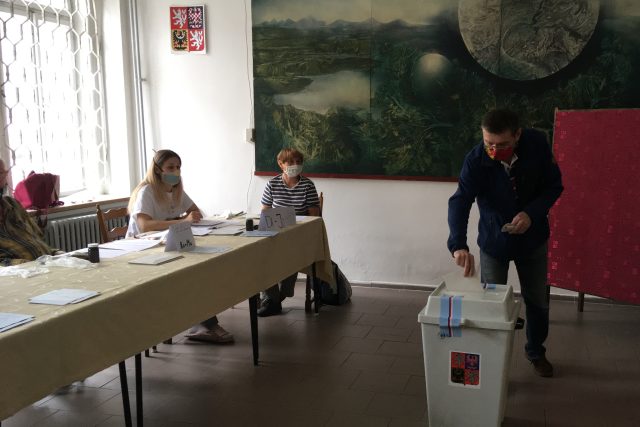 Také v Bílině musejí lidé při doplňovacích volbách do Senátu dodržovat hygienická opatření | foto: Gabriela Hauptvogelová,  Český rozhlas