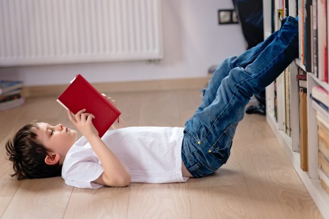 Dítě,  kniha,  knihovna,  malý čtenář  (ilustrační foto) | foto: Shutterstock